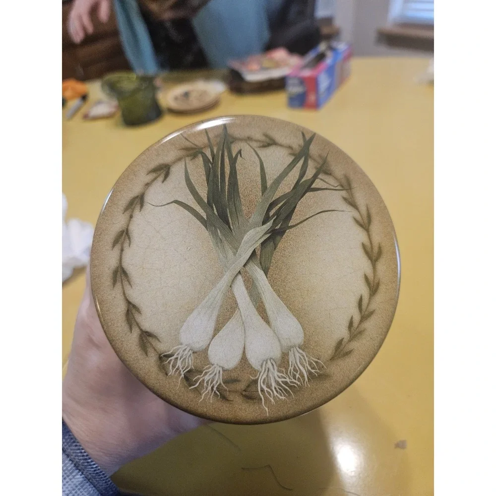 Vintage Vegetable Tin‎